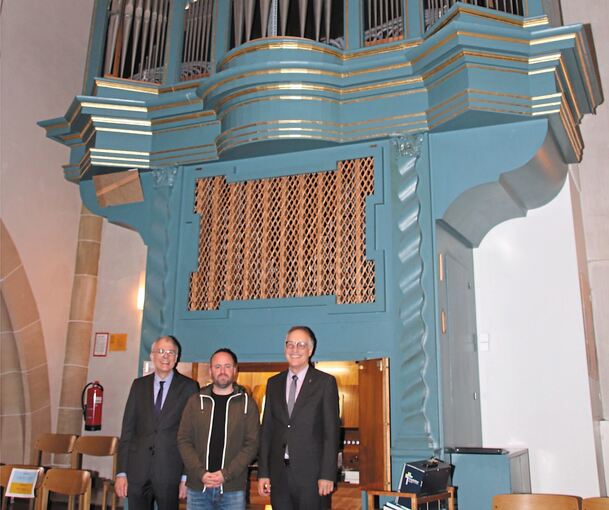 Kantor Hansjörg Fröschle, Orgelbaumeister Tilman Trefz und Dekan Reiner Zeyher (von links) freuen sich. Foto: Albert Arning
