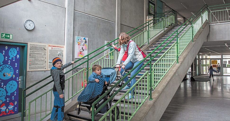 Dieser Aufzug führt in die zweite Etage der Friedrich-von-Keller-Schule. Ein Aufzug ist geplant, fällt aber womöglich dem Sparzwang zum Opfer. Archivfoto: Holm Wolschendorf