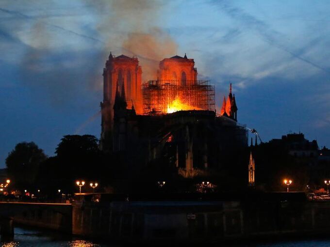 Notre-Dame steht in Flammen