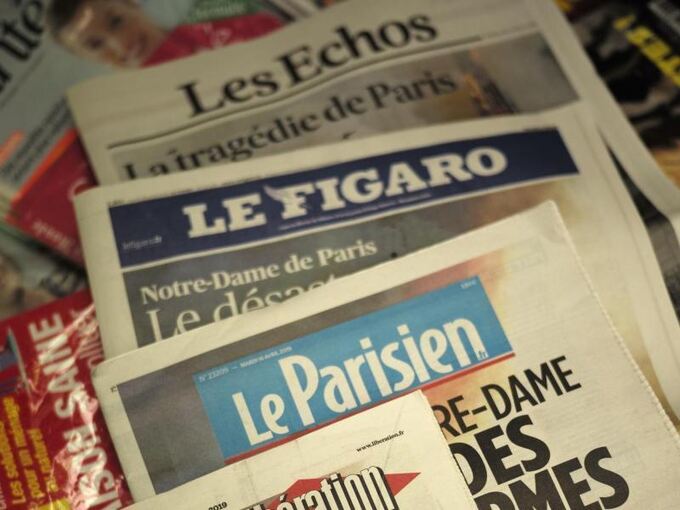 Tageszeitungen an einem Kiosk in Paris