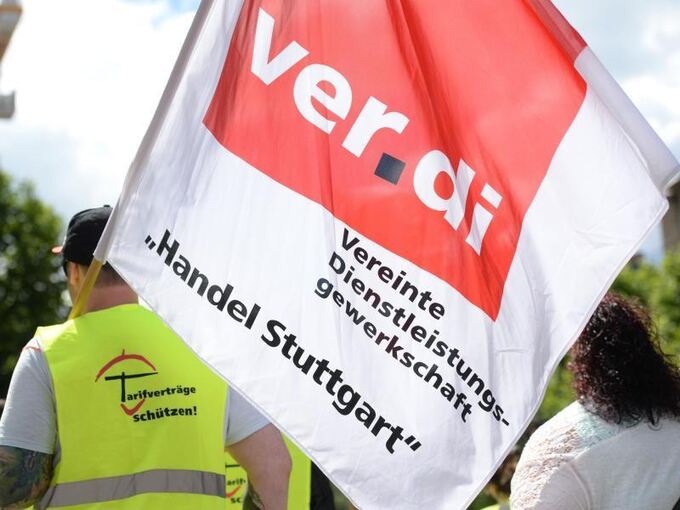 Verdi Logo auf Fahne bei Warnstreik