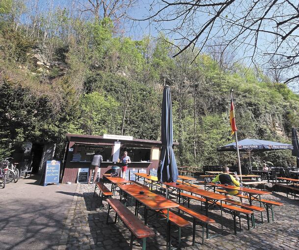 Steine aus der Felswand drohen auf das Lokal zu fallen.Foto: Alfred Drossel