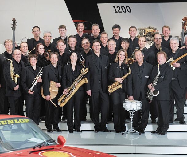 Stehen am 5. Mai für eine gute Sache auf der Bühne: Die Porsche Big Band (links) und die Big Band der W&W-Gruppe.Fotos: privat