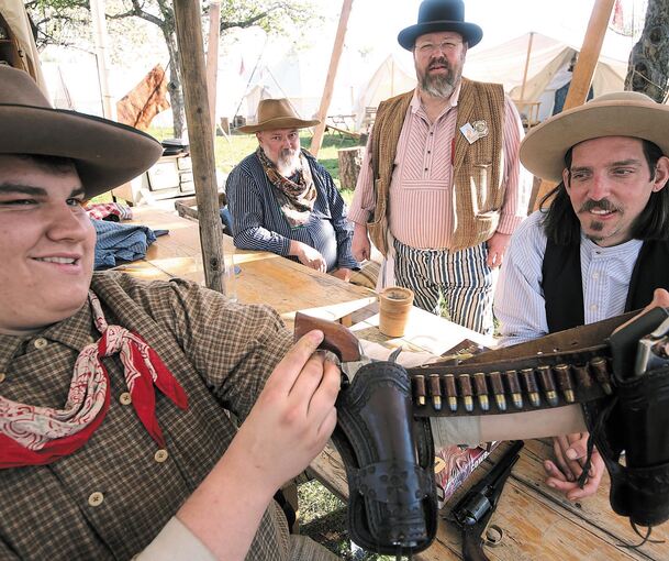 Cowboys unter sich : Die Ausrüstung muss stimmen. Die Schießwettbewerbe sind allerdings nur ein Teil des Spektakels. Foto: Alfred Drossel