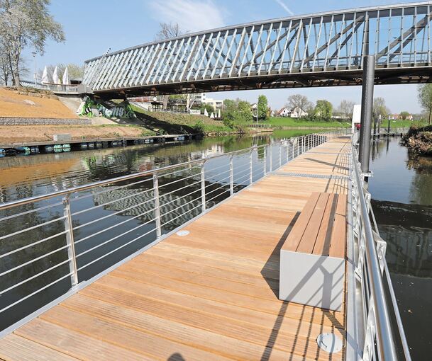Ein schwimmender Steg führt von der Straße „Am Remsufer“ zum Neckarstrand.