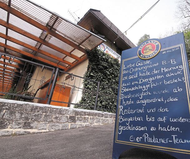 Vorerst geht nichts mehr. Ein Schild vor dem Eingang zum Paulaner-Biergarten.Foto: Alfred Drossel