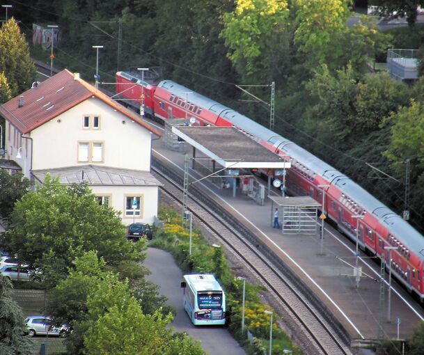 Ihre Fahrgäste stellen der Frankenbahn (hier in Besigheim) die Quittung aus: Immer weniger Pendler nehmen den Zug. Archivfoto: Alfred Drossel Bahn will Lärmschutz vorantreiben: Auf Kirchheim folgt dieses Jahr Freiberg Um den Lärm von Bahnstrecken zu