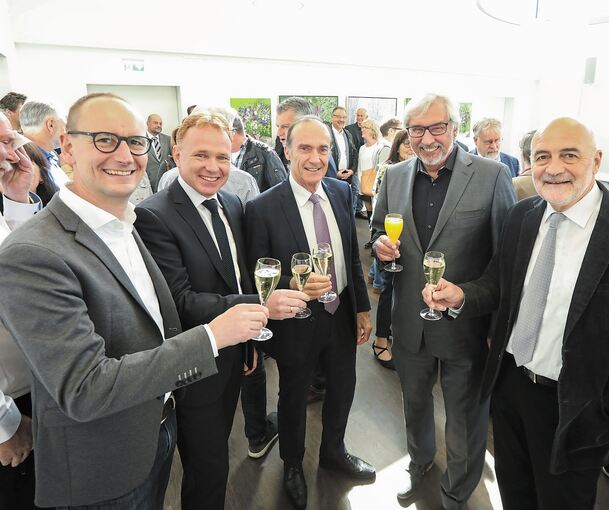 Ein Glas Sekt gönnen sich die Planer Mathias Orth (links), Jürgen Braunbeck und Michael Kerker (von rechts) sowie Bürgermeister Ralf Trettner und der Bundestagsabgeordnete Eberhard Gienger.