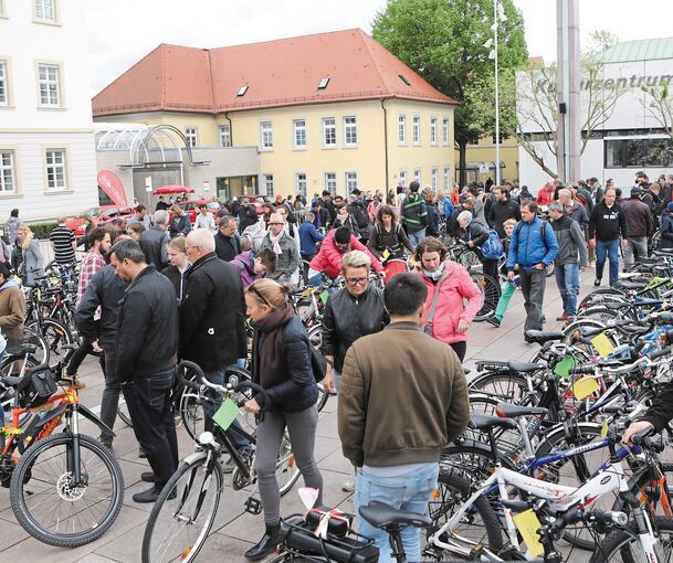 Fahrräder, E-Bikes, E-Autos sowie Elektro- und Gelenkbusse standen beim ersten Mobilitätstag auf dem Rathaus- und dem Akademiehof im Mittelpunkt.Fotos: Ramona Theiss