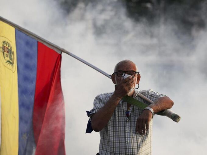 Flagge und Tränengas
