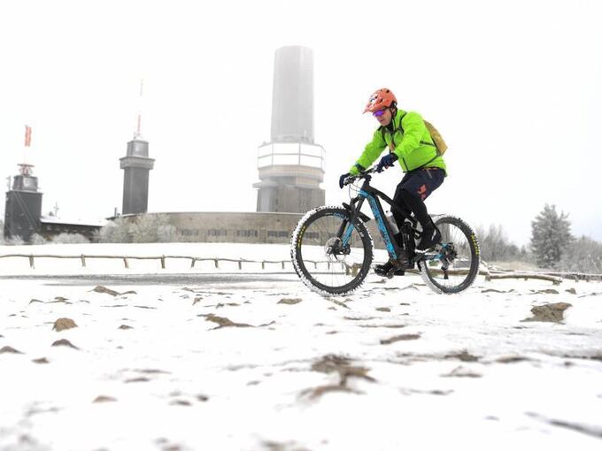 Radfahrer im Schnee