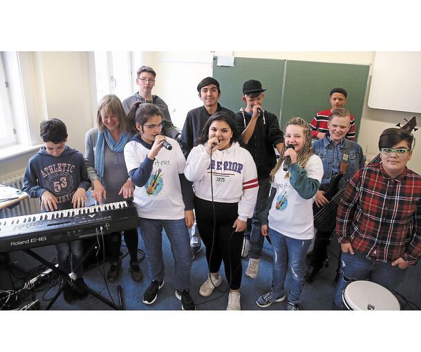 Nicht nur Bandkollegen, sondern auch Freunde: die Band „Unperfekt“ mit Lehrerin Hanna Haller. Foto: Alfred Drossel
