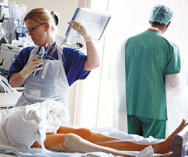 In den regionalen Krankenhäusern werden in Zukunft verstärkt studierte Pflegekräfte eingesetzt.Archivfoto: Oliver Berg/dpa