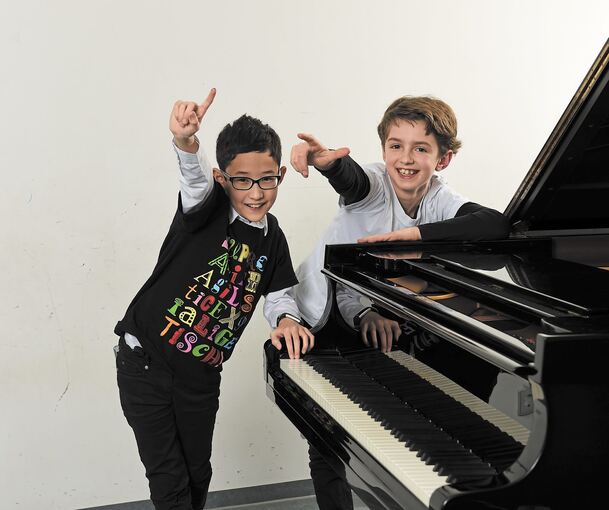 Sie haben Freude am Musizieren: Felix Storz (links) und Tim-Noah Fischer freuen sich auf das Jubiläum der Jugendmusikschule. Foto: privat