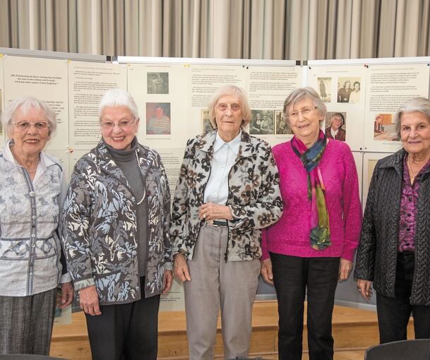 Brigitte Kiesel, Heidi Paret, Ruth Schwarz, Heidi Grees und Eva Usenbenz (v.l.) bei der Gedenkveranstaltung. Foto: Holm Wolschendorf