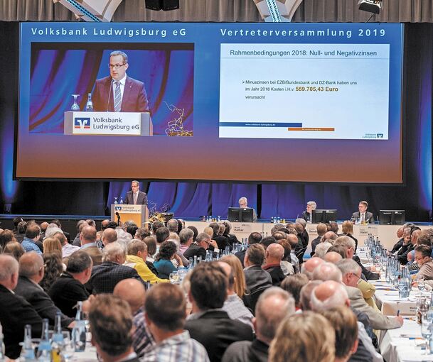 Vertreter der Volksbank Ludwigsburg hören im Forum dem Vortrag des neuen Vorstandschefs Thomas Palus zu. Foto: Volksbank/Michael Fuchs