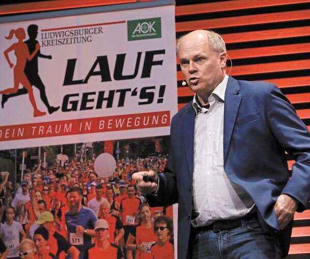 Um seine Tipps zum Training überzeugend zu präsentieren, verfällt Lauf geht‘s-Mitinitiator Wolfgang Grandjean auch auf der Bühne in den Laufschritt.Foto: Ramona Theiss
