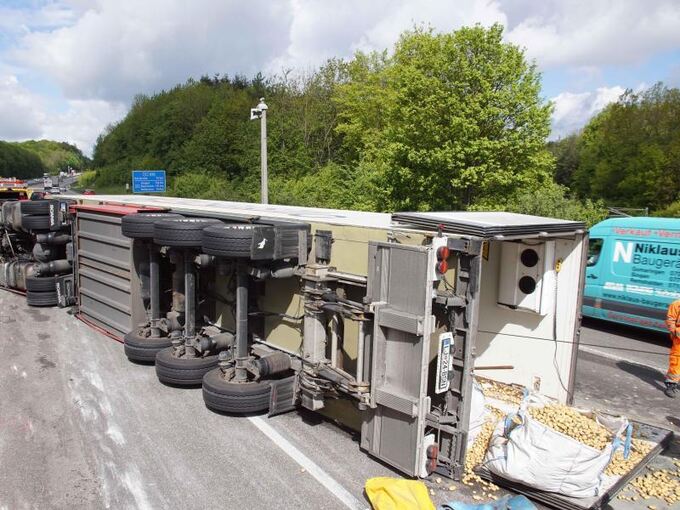 Lastwagen mit 22 Tonnen Kartoffeln umgestürzt