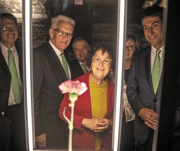 Ministerpräsident Winfried Kretschmann und seine Frau Gerlinde bewundern eine tanzende Blume.