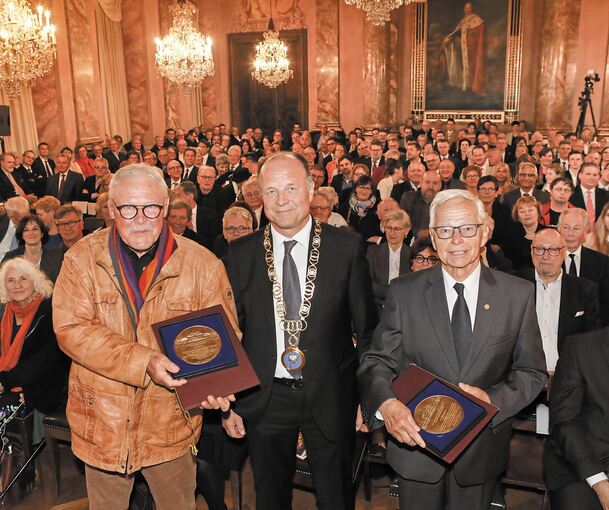 Oberbürgermeister Werner Spec mit den Trägern der Bürgermedaille, Horst Tögel (links) und Pawel Wessely.Foto: Ramona Theiss