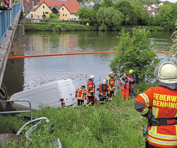Die Feuerwehr musste den Transporter sichern, der sonst komplett im Neckar versunken wäre. Foto: Olvier Bürke