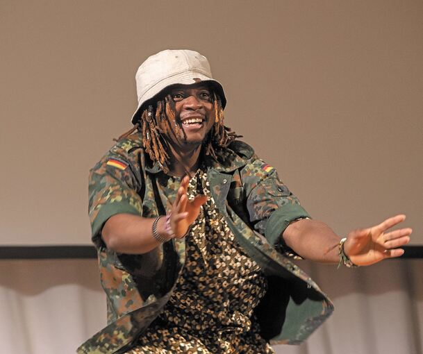 Beeindruckende Darbietung: Der aus Kamerun stammende Tänzer Fatrice. Foto: Oliver Bürkle