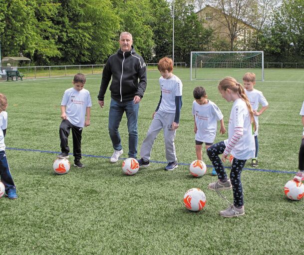 Prominenter Besuch beim Training: Jürgen Kramny besucht die Grundschüler. Foto: Oliver Bürkle