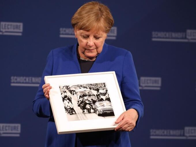Angela Merkel (CDU) hält ein Foto