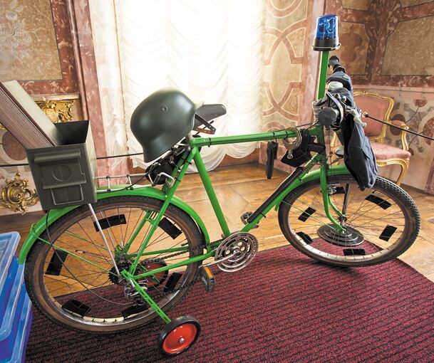 Altersgerecht mit Stützrädern? Bis das gewünschte E-Bike ankommt, kann Frank Rebholz nun auf einem alten Dienstfahrrad durch die Lande radeln, das seine Kollegen aufgehübscht haben. Ohne elektrische Unterstützung, aber dafür mit Blaulicht, Schlagstoc