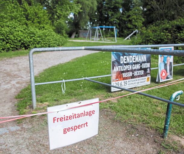 Ein Absperrband und Hinweisschilder machen deutlich: Auf dem Robi darf nicht mehr gespielt und gefeiert werden. Foto: Holm Wolschendorf