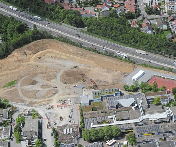 Die Bagger haben schon ganze Arbeit geleistet. Die ausgebuddelte Fläche macht die Dimension der neuen Oscar-Paret-Schule in Freiberg deutlich. Foto: Werner Kuhnle