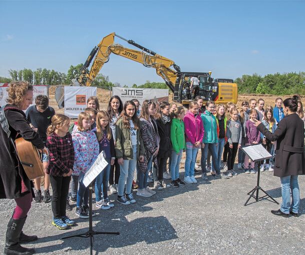 Die Vokalklasse der OPS singt zum Baggerbiss ein Ständchen. Foto: Holm Wolschendorf