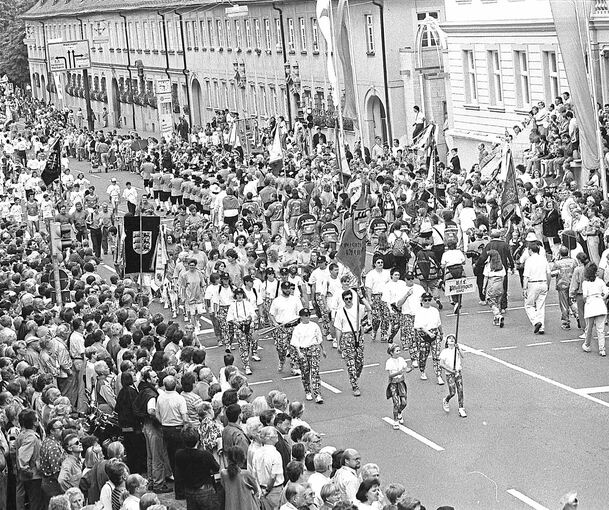 Umzug auf der Wilhelmstraße: 1993 fand das Landesturnfest zuletzt in Ludwigsburg statt, damals schon mit 18 000 Teilnehmern. 1970 waren es noch 9000 gewesen, für kommendes Jahr wird mit rund 15 000 Teilnehmern gerechnet sowie rund 100 000 Besuchern.A