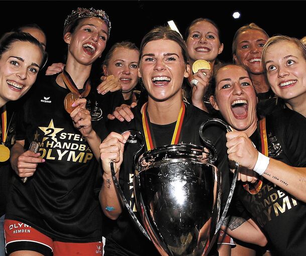 Die Hand am Pokal: Bietigheims Handballerinnen feiern nach 2017 die zweite deutsche Meisterschaft. Foto: Baumann
