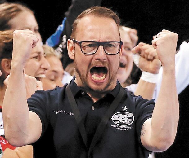 Bietigheims Erfolgstrainer: Martin Albertsen ballt die Fäuste.Foto: Baumann