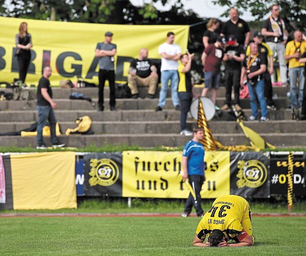Keine Feierstimmung trotz eines 4:0-Sieges: Die Spvgg 07 Ludwigsburg verabschiedet sich aus dem Ludwig-Jahn-Stadion.Foto: Baumann