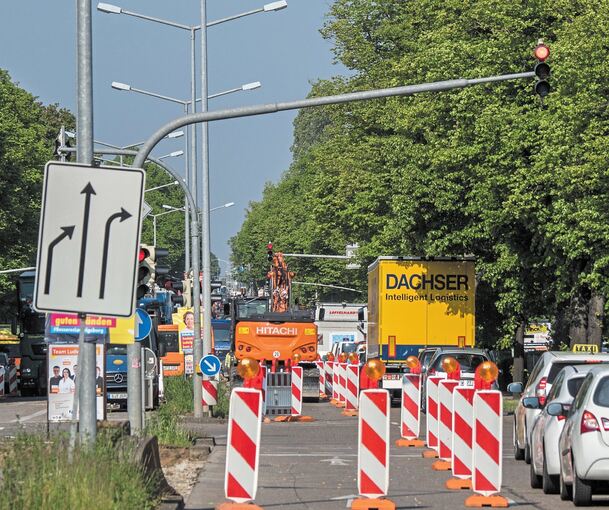 Die Schwieberdinger Straße ist aktuell ein Nadelöhr, weil in beiden Richtungen jeweils eine Fahrspur gesperrt ist. Fotos: Holm Wolschendorf