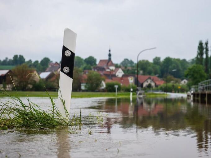 Überflutete Straße im bayerischen Gleusdorf
