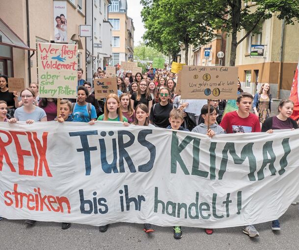 Mit bunten Schildern sind 250 Schüler gestern für den Klimaschutz auf die Straße gegangen. Fotos: Holm Wolschendorf