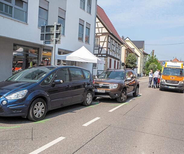 Ein medizinischer Notfall führte zu einem Unfall am Samstagmorgen gegen 10.30 Uhr. Ein 67-jähriger Fahrer starb kurz darauf. Der 67-Jährige fuhr auf der Ludwigsburger Straße in Richtung Rielingshausen. Als er laut Polizei die Kontrolle über sein Fahr