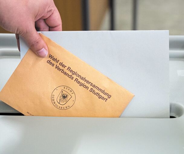 Ein Wähler gibt am Sonntag in Ludwigsburg seine Stimme für die Regionalversammlung ab. Foto: Holm Wolschendorf
