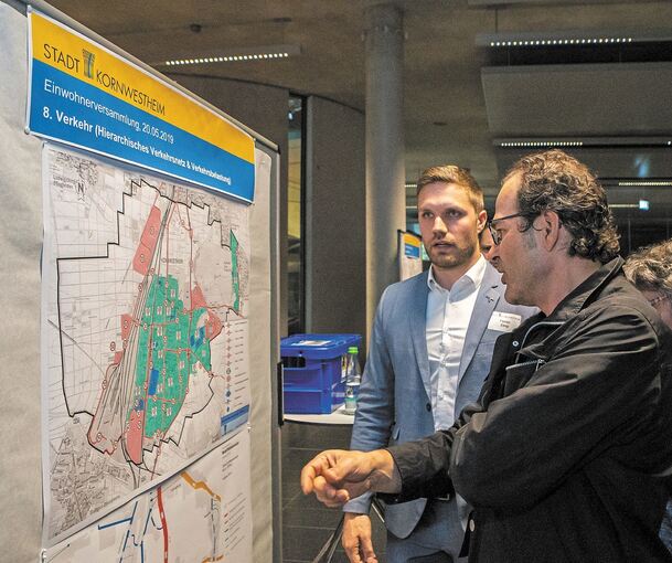 Diskussion an Schautafeln: Bei der Einwohnerversammlung zum Rothacker-Areal ging es vor allem um die Verdichtung. Fotos: Oliver Bürkle