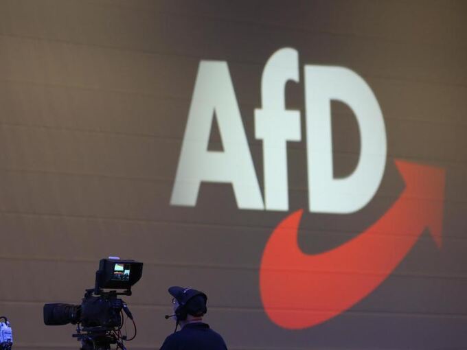 Kameras  vor einem AfD-Logo