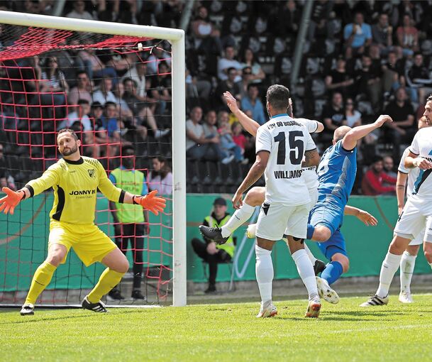 Kickers-Torschütze Lukas Kling (blaues Trikot) lässt Sven Burkhardt im Tor der Bissinger keine Chance bei seinem Treffer zum 1:0.Foto: Baumann