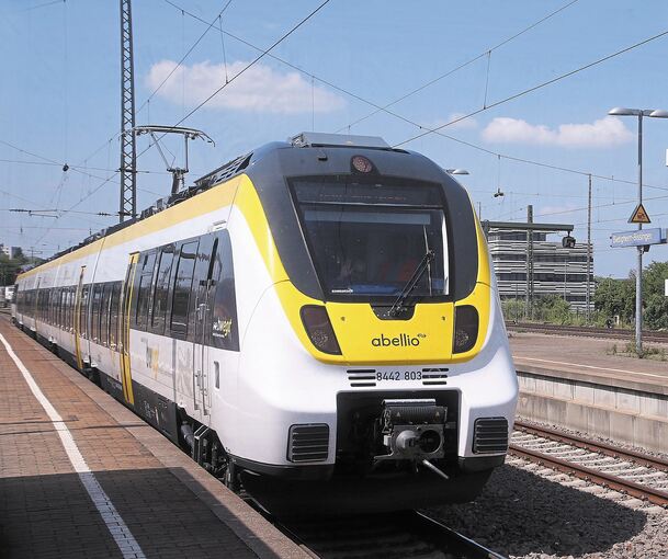 Das künftige Gesicht des Nahverkehrs: Der Talent 2 ist derzeit noch ohne Fahrgäste im Landkreis unterwegs – hier in Bietigheim.Foto: Alfred Drossel
