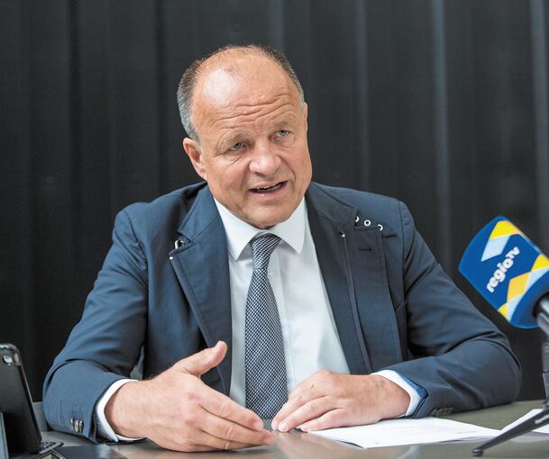 Werner Spec erläutert im Urban Harbour seine Ideen für Ludwigsburg. Auch in den kommenden acht Jahren will er viel verwirklichen.Foto: Holm Wolschendorf