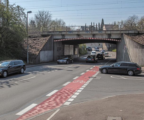 Stückwerk: Der Radweg an der August-Bebel-Straße. Ab 2022 wird die vordere DB-Brücke saniert, die hintere bleibt, wie sie ist. Archivfoto: Janina Rodeit