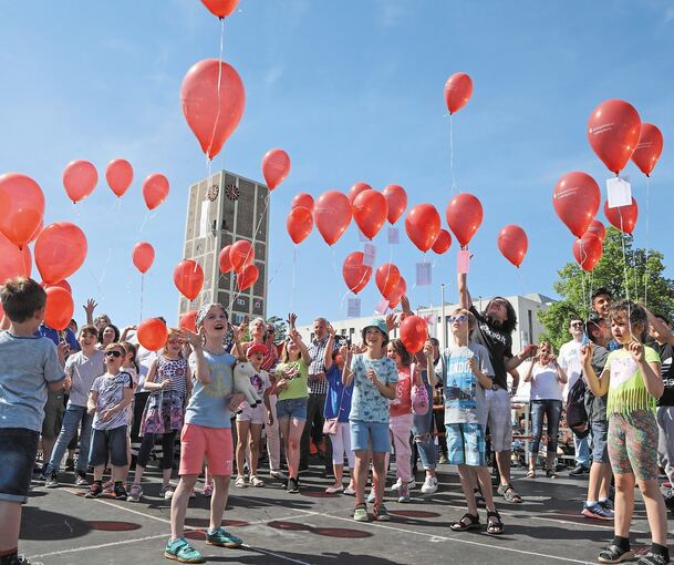 Lauter rote Luftballons treten eine weite Reise an.