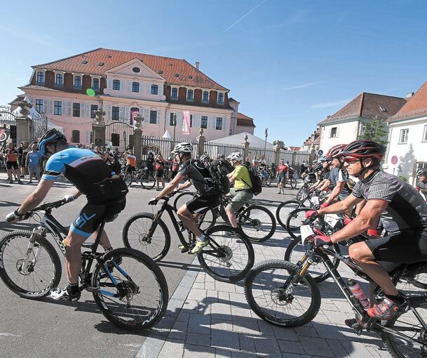 Die 700 Mountainbiker passieren das Bönnigheimer Schloss.Foto: Alfred Drossel
