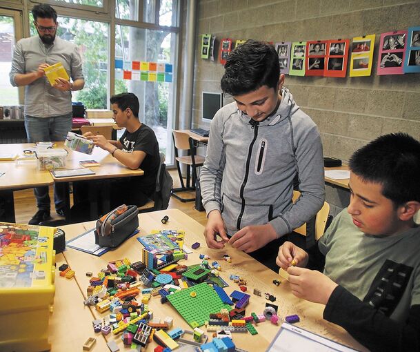 Während die Schüler aus Lego Türme und Gebäude bauen...
